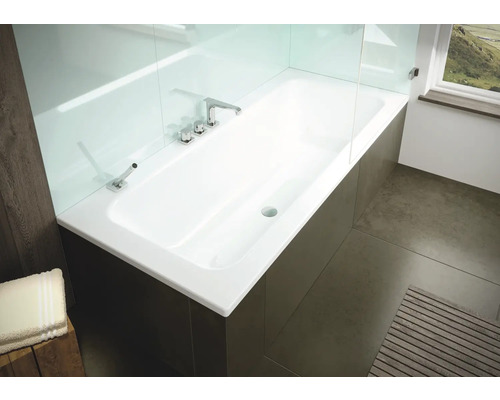 Rechteckige Badewanne mit Duschabtrennung und Armatur