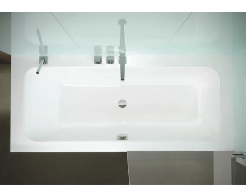 Aufnahme von oben einer weißen Badewanne mit Armatur und Brause