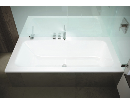 Eingebaute Badewanne mit Duschabtrennung aus Glas und Armaturen