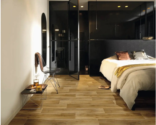 Schlafzimmer mit Holzboden, Bett und schwarzen Glastüren