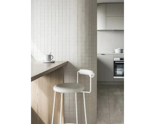 Helle Küche mit Mosaikfliesen, Barhocker und Holzarbeitsplatte