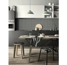Moderne Küche mit Esstisch, Stuhl und Hocker