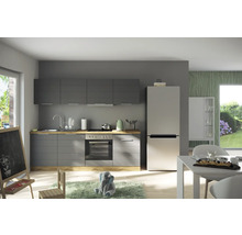 Moderne Küche mit grauen Schränken, Holztheke und einem Kühlschrank