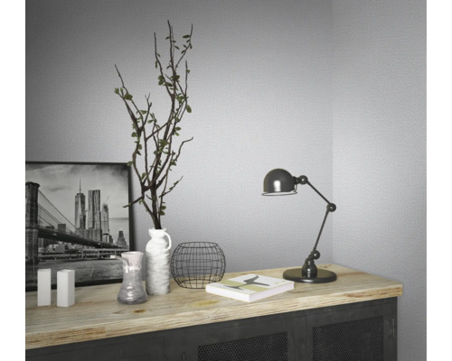 Dekorative Stillleben-Komposition auf einem Sideboard mit einer Schwarz-Weiß-Fotografie, Vasen, einer Pflanze, einer Buch- und einer Schreibtischlampe.