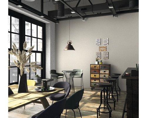 Innenraum mit Holztisch, Stühlen, Barhockern und Dekorationen im Loftstil