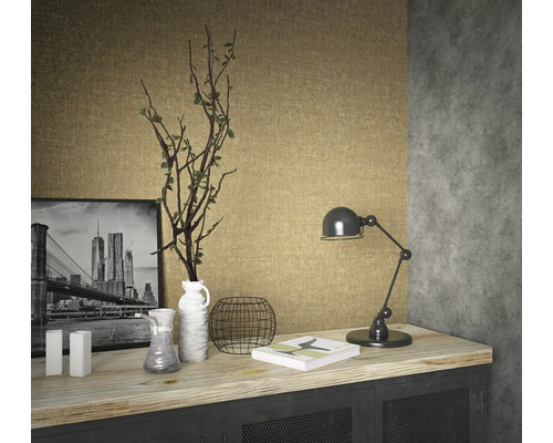 Dekorative Szene mit Tischlampe, Vase, Dekorationsobjekten und einem gerahmten Bild auf einem Schrank