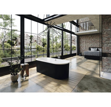 Helles Loft-Badezimmer mit freistehender Badewanne, großem Fenster und Ziegelwand