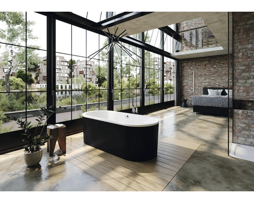 Helles Loft-Badezimmer mit freistehender Badewanne, großem Fenster und Ziegelwand