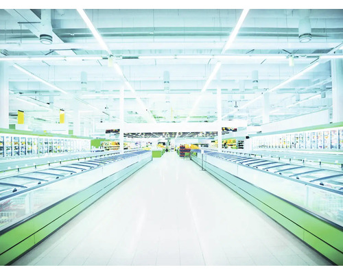 Innenansicht eines hellen Supermarkts mit langen Kühlregalen und Gang
