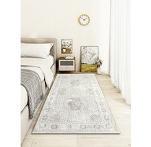 Schlafzimmer mit Bett und gemustertem Teppich