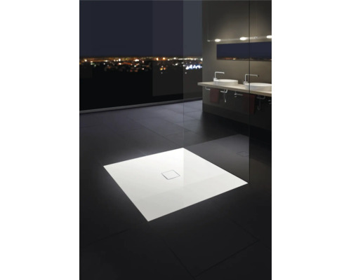 Begehbare Dusche mit flacher Duschwanne in einem modernen Badezimmer mit Blick auf eine Stadt bei Nacht.
