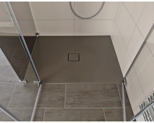 Badezimmer mit Dusche, Duschwanne und Fliesen