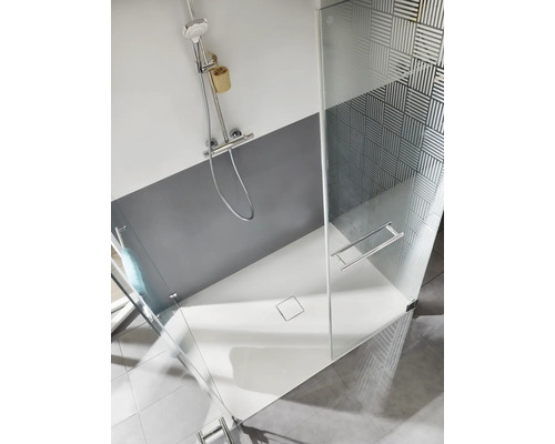 Begehbare Dusche mit Duscharmatur, Duschkopf und Duschrinne