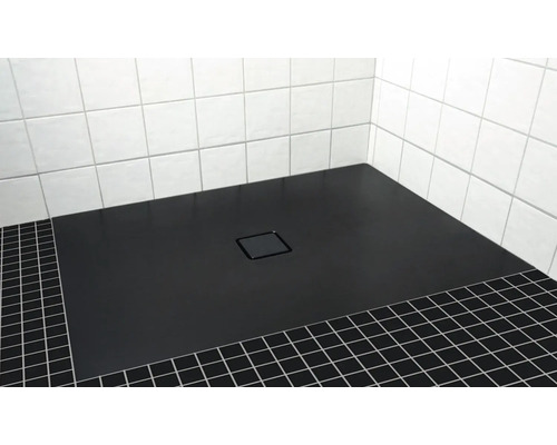 Badezimmer mit gefliester Dusche mit Ablaufrinne