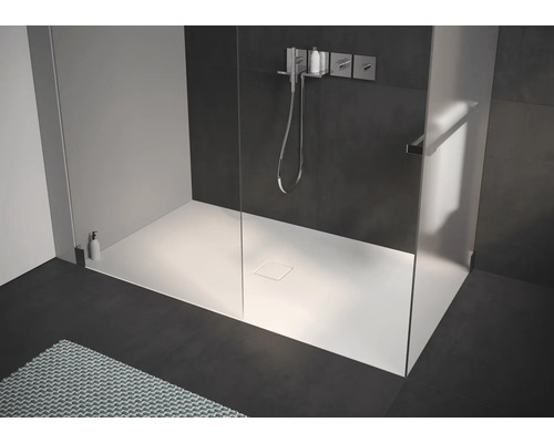 Begehbare Dusche mit flacher Duschwanne und Duschabtrennung aus Glas