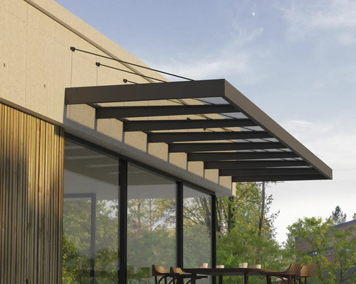 Terrassenüberdachung aus Metall und Glas an einem Haus
