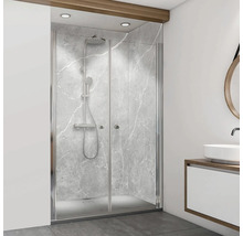 Duschkabine mit grauer Marmoroptik, Duschkopf und Armaturen in einem hellen Badezimmer