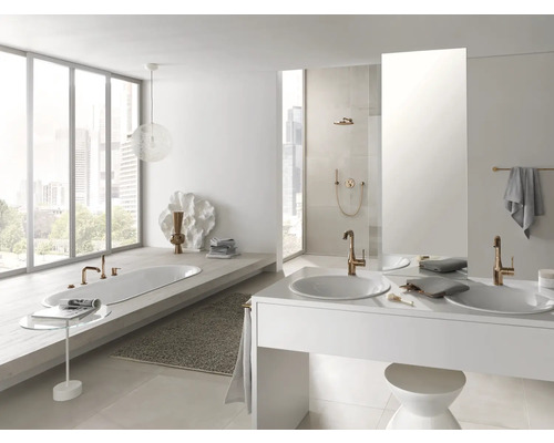 Badezimmer mit Badewanne, Waschtisch, Spiegel und Armaturen