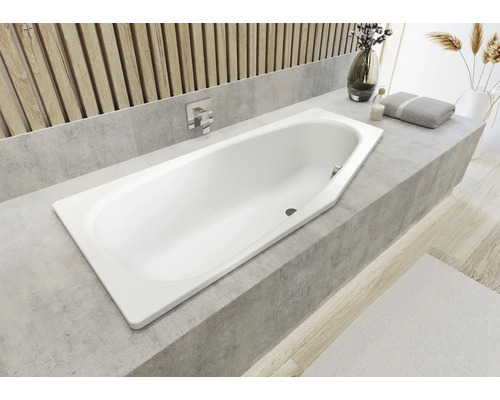 Eingebaute Badewanne im Badezimmer mit Holzpaneel