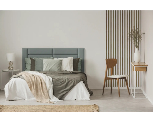 Schlafzimmer mit Bett, Nachttisch, Stuhl und dekorativen Elementen für ein stilvolles Ambiente
