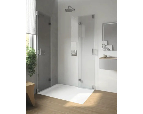 Badezimmer mit ebenerdiger Dusche, Duschkopf und Waschbeckenunterschrank