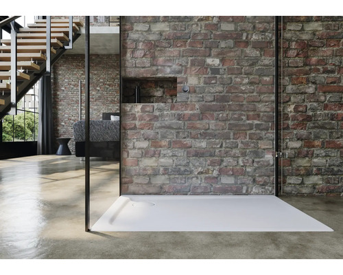 Ebene, weiße Duschwanne in einem Badezimmer mit Ziegelwand und Glastrennwand