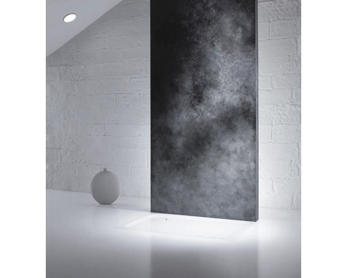 Badezimmer mit Duschwanne und Duschwand