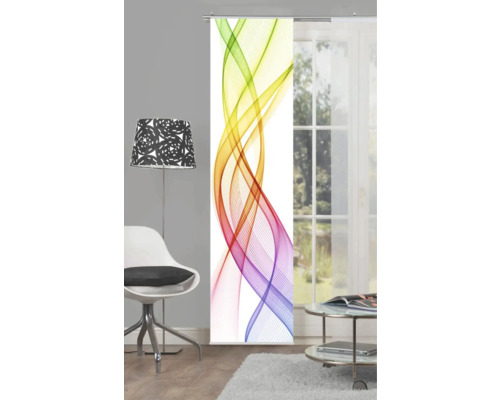 Dekoschals mit Wellenmuster vor Fenster