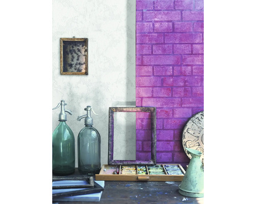 Dekoratives Stillleben mit Rahmen, Siphonflaschen und Wandgestaltung in Backsteinoptik
