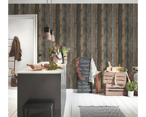 Dekorative Küche mit Holzwandtapete, Kreidetafel und Holzkisten