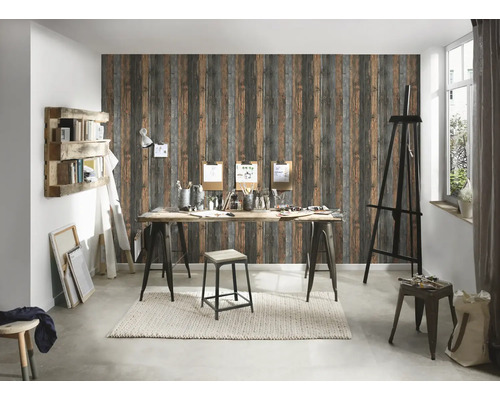 Kreativer Arbeitsbereich mit Holztapete, Staffelei und Schreibtisch