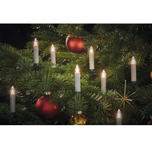 Weihnachtsbaum mit Christbaumkerzen und Christbaumkugeln