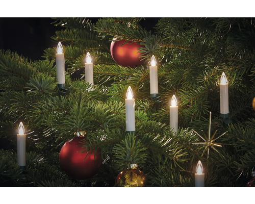 Weihnachtsbaum mit Christbaumkerzen und Christbaumkugeln