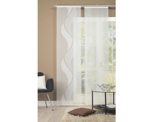 Dekoschals mit Wellenmuster vor Fenster