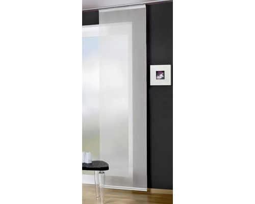 Dekoratives Schiebeelement aus Stoff an einer Schiene vor einem Fenster.