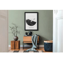 Wohnzimmer mit Holzmöbeln, Dekoration und gerahmtem Bild an der Wand