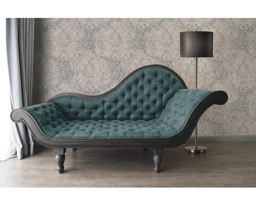 Chaiselongue mit Knopfheftung, Stehlampe und gemusterte Tapete