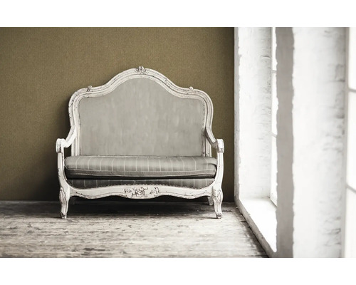 Antikes Sofa mit Polsterung vor einer Wand