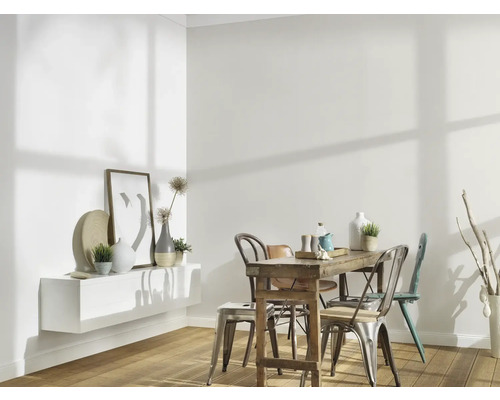 Esszimmer mit Holztisch, Stühlen und weißem Wandregal