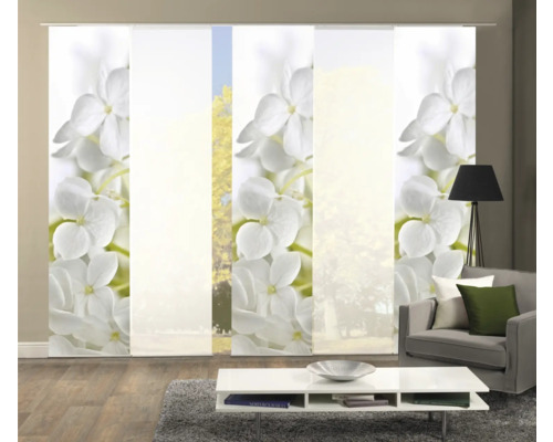 Schiebegardinen mit Blumenmuster in einem Wohnzimmer