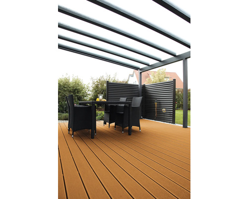 Terrasse mit Überdachung, Möbeln und Sichtschutz