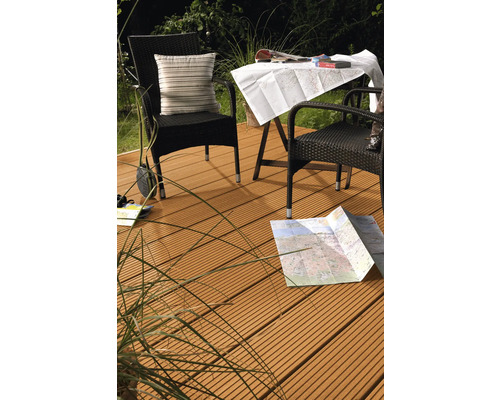 Terrasse mit Terrassendielen, Tisch und Stühlen im Garten