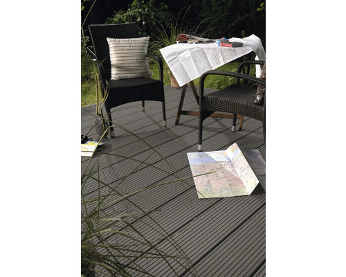 Terrasse mit WPC-Dielen, Gartentisch und Rattansesseln