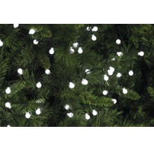 Weihnachtsbaum geschmückt mit einer Lichterkette mit runden Lampen