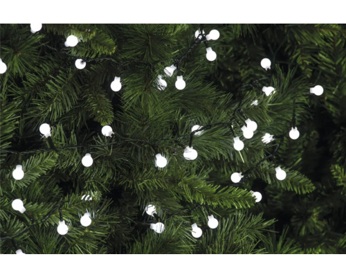 Weihnachtsbaum geschmückt mit einer Lichterkette mit runden Lampen