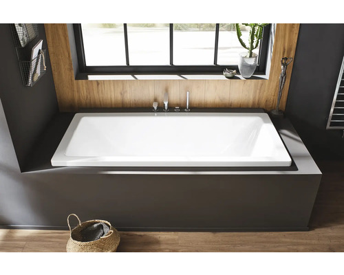 Eingebaute Badewanne in einem Badezimmer mit Fenster