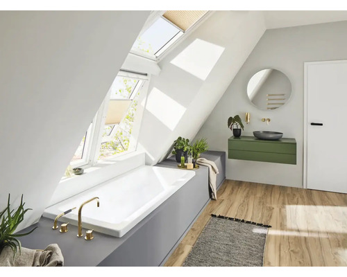 Helles Badezimmer mit Dachfenstern, Badewanne, Waschtisch und Spiegel in einem modernen Haus.