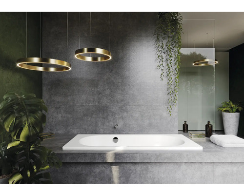 Modernes Badezimmer mit rechteckiger Badewanne, grauen Fliesen und runden goldenen Hängeleuchten