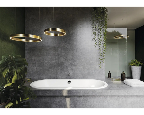 Badezimmer mit Badewanne, Pflanzen und kreisförmigen Lampen