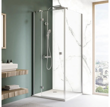 Begehbare Dusche mit Glaswand und Duschkopf in einem Badezimmer